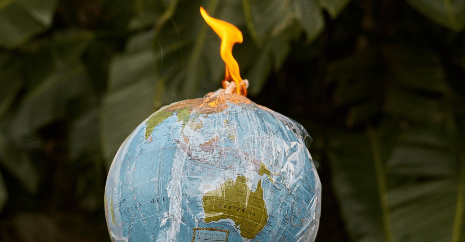 Globus pokryty folią zaczyna się palić