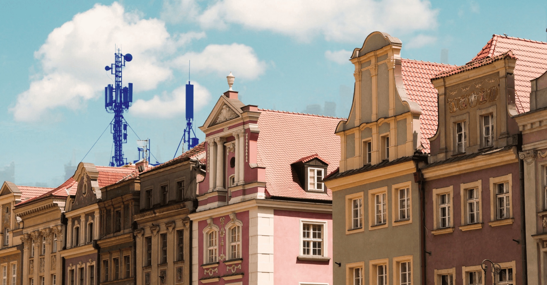 Kolorowe kamienice na Starym Rynku w Poznaniu, a w tle antena 5G