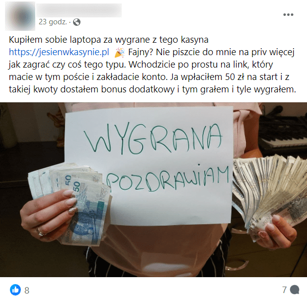 Zrzut ekranu wpisu na Facebooku, w którym jeden z użytkowników chwalił się wygraną w kasynie online. Na zdjęciu można zobaczyć kobietę, która trzyma kartkę z napisem „wygrana pozdrawiam” oraz pliki banknotów.