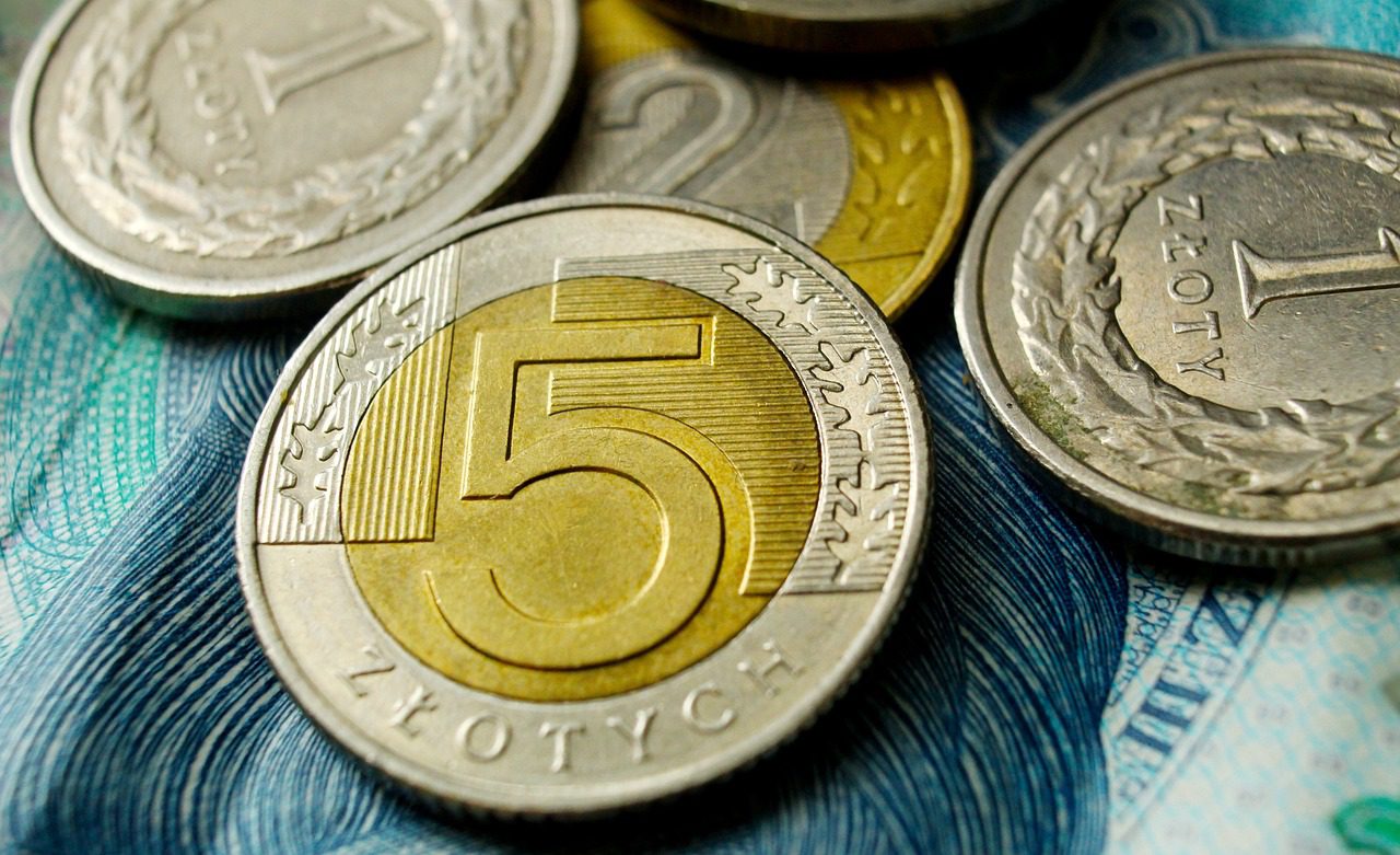 Na banknocie pięćdziesięciozłotowym monety – dwie złotówki, dwie dwuzłotówki i jedna pięciozłotówka.