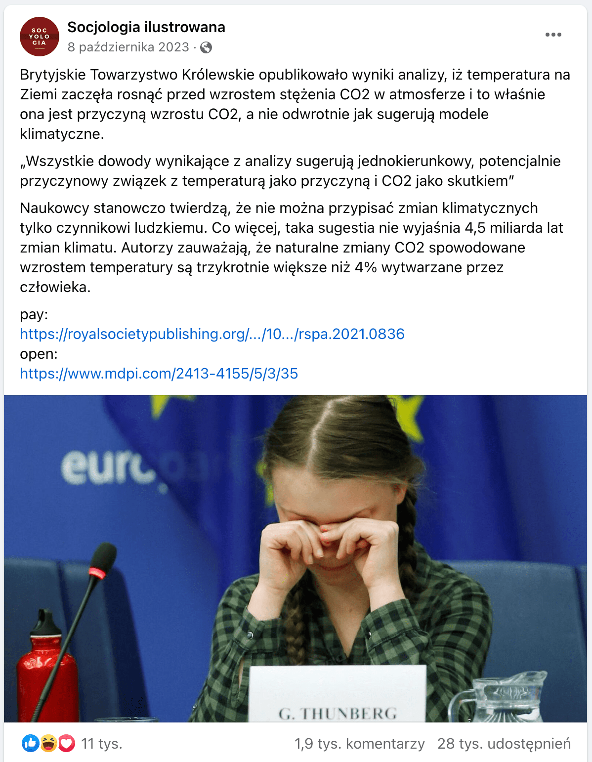 Zrzut ekranu posta na Facebooku. Dołączono do niego zdjęcie Grety Thunberg, która zasłania sobie oczy dłońmi: wygląda, jakby płakała. Młoda aktywistka ubrana jest w koszulę w czarno-zieloną kratę. Przed nią stoi mikrofon, dzbanek i wizytówka z jej imieniem. W tle znajduje się flaga Unii Europejskiej.