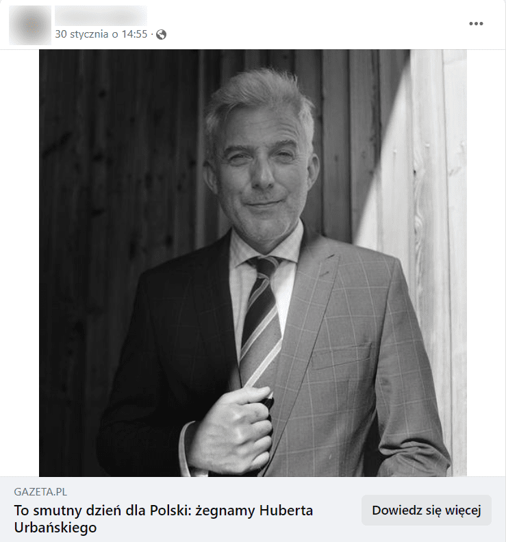 Zrzut ekranu posta na Facebooku. Widzimy na nim czarno-białe zdjęcie Huberta Urbańskiego oraz link do fałszywej strony z napisem: „To smutny dzień dla Polski, żegnamy Huberta Urbańskiego”. 