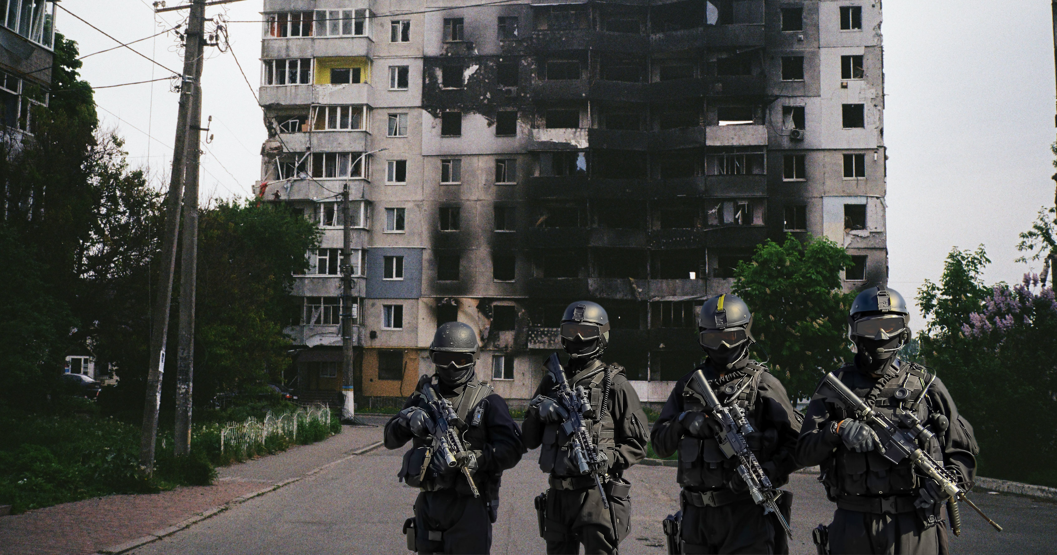 Zniszczony wojną budynek i stojący przed nim żołnierze