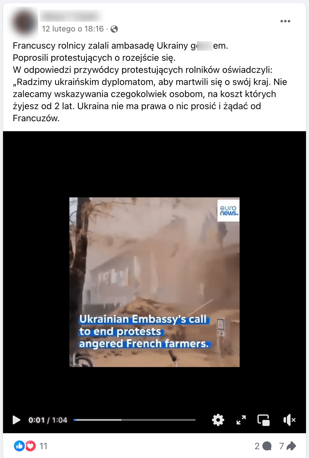  Zrzut ekranu posta na Facebooku. W kadrze dołączonego nagrania znajduje się budynek na którym wiszą flagi Francji, Ukrainy i Unii Europejskiej. Obrzucany jest warstwą obornika. W prawym górnym rogu jest logo redakcji Euronews.