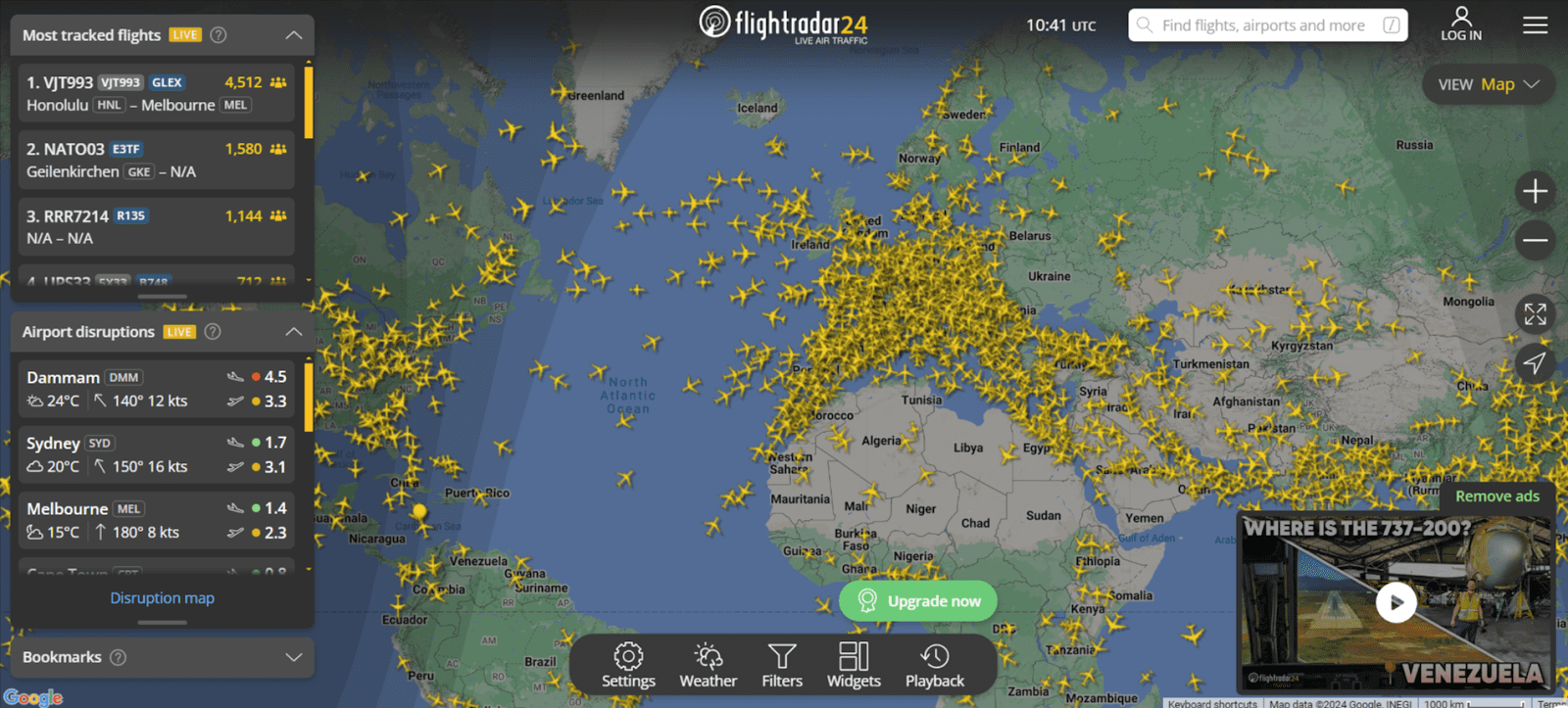 Zrzut ekranu z narzędzia Flightradar24, na którym widać loty samolotów na Europą oraz częścią Azji, Afryki oraz obu Ameryk. Największe widoczne na obrazie zagęszczenie samolotów w ruchu znajduje się w Europie.
