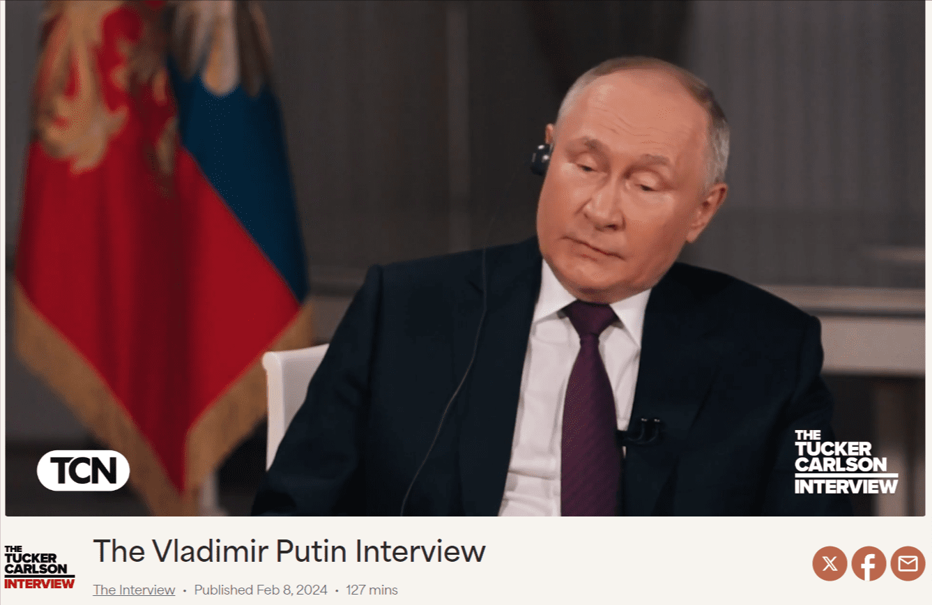 Zrzut ekranu ze strony Tuckera Carlsona, na której opbulikowano wideo z Władimirem Putinem. Na stopklatce z nagrania widać Władimira Putina, który mówi do dziennikarza.