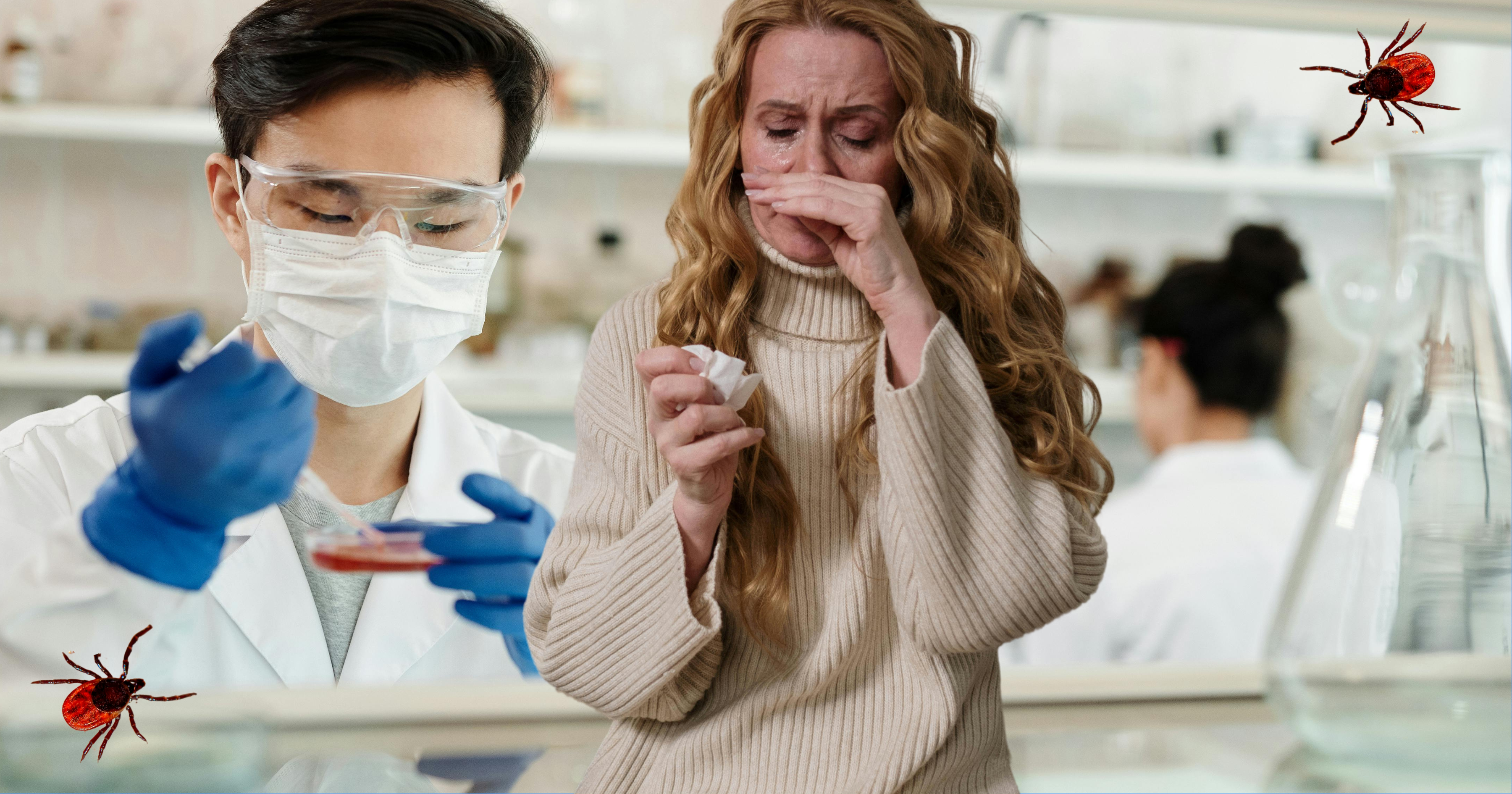 Kobieta zasłania sobie nos przed kichnięciem. W tle widać laboratorium, gdzie mężczyzna w goglach i maseeczce pobiera próbkę ze szklanego naczynia