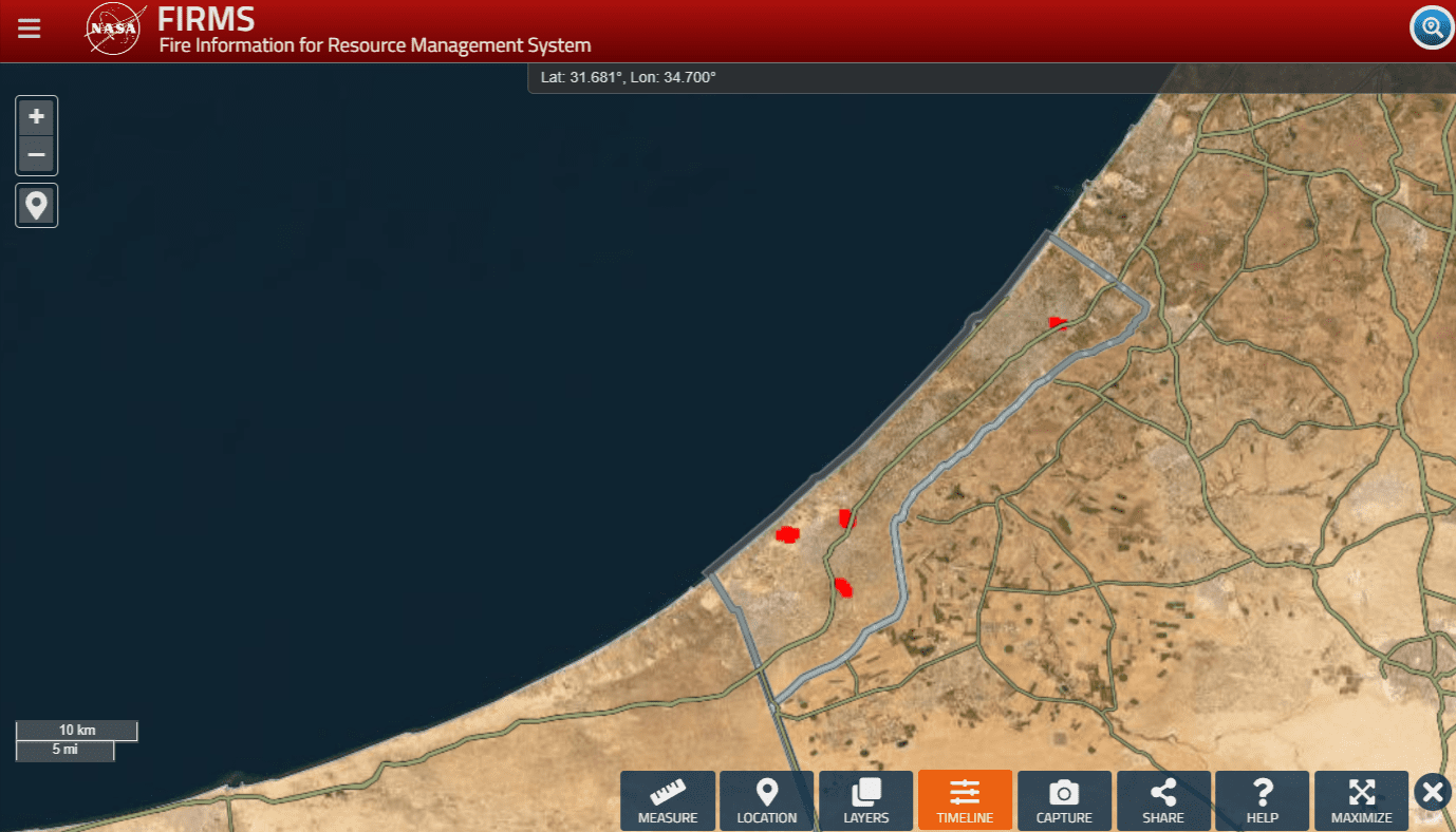 Zrzut ekranu z Fire Information for Resource Management System (FIRMS), na którym widać Strefę Gazy z zaznaczonymi na czerwono obszarami pożarów w czterech punktach.