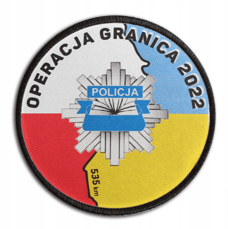 Zdjęcie przedstawiające naszywkę wystawioną na jednej z internetowych aukcji. Kolory polskiej i ukraińskiej flagi, symbol policji oraz napis „operacja granica 2022”.