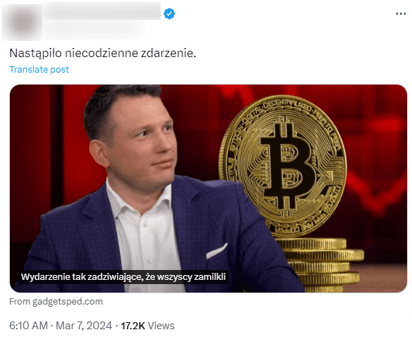 Wpis na Twitterze z dołączonym zdjęciem, na którym widać Sławomira Mentzena, w tle na czerwonym materiale widać z kolei złote monety z logiem bitcoina.