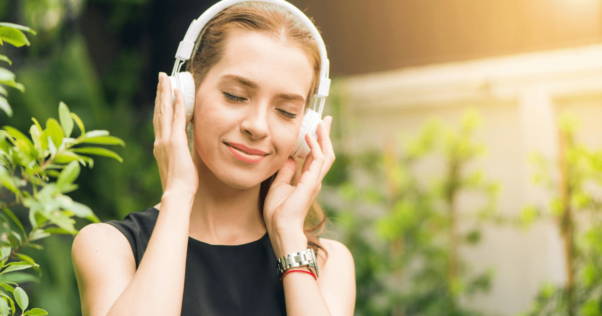 Kobieta słuchająca muzyki na słuchawkach nausznych