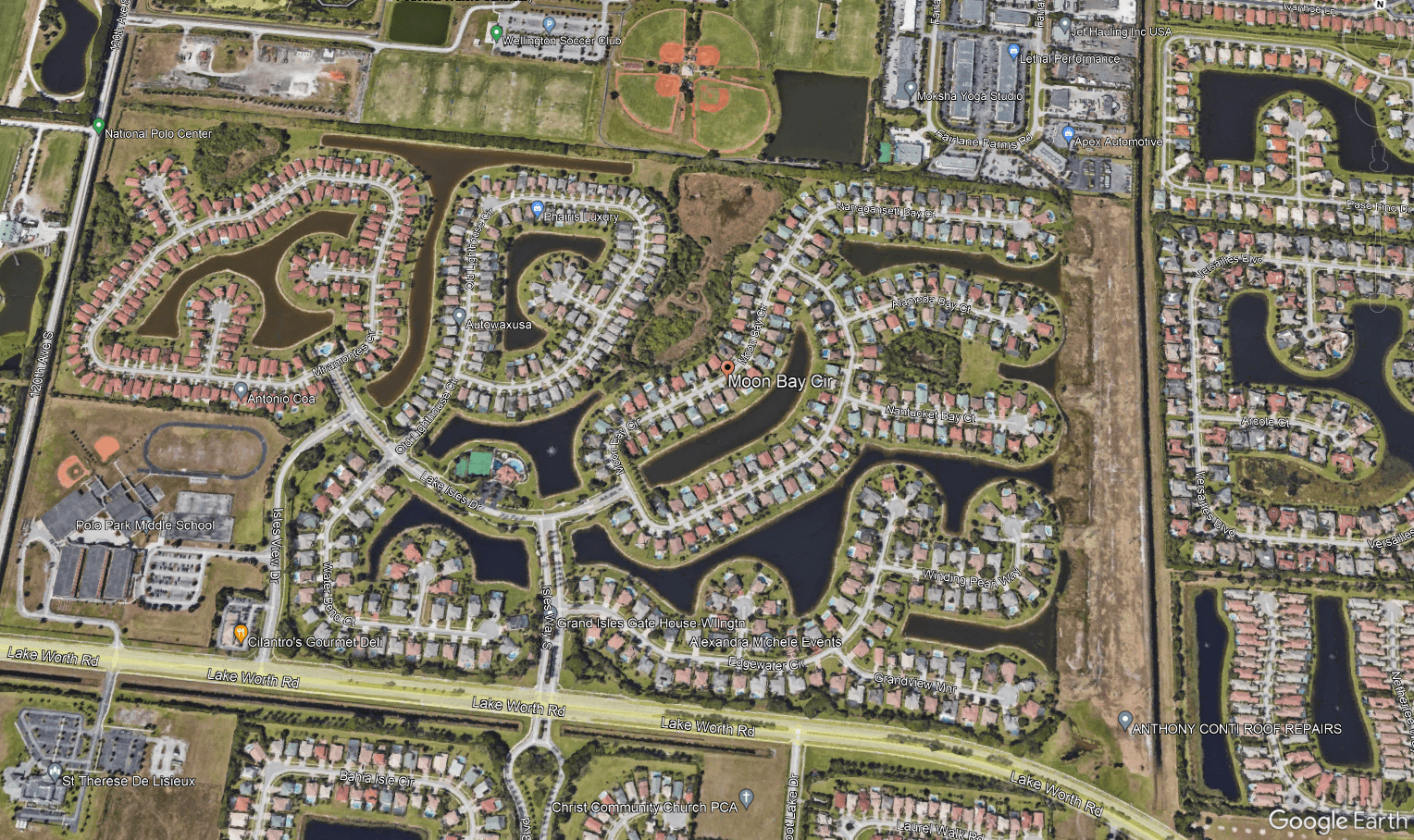 Zrzut ekranu z Google Earth: widok na Moon Bay Circle z lotu ptaka. Na obrazie widać wiele stawów i kręte ulice, przy których zbudowano osiedla.