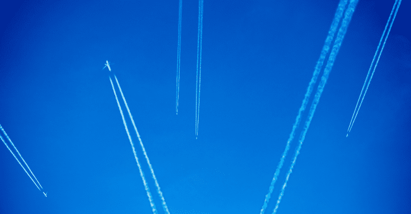 Samoloty na niebie zostawiające za sobą smugi