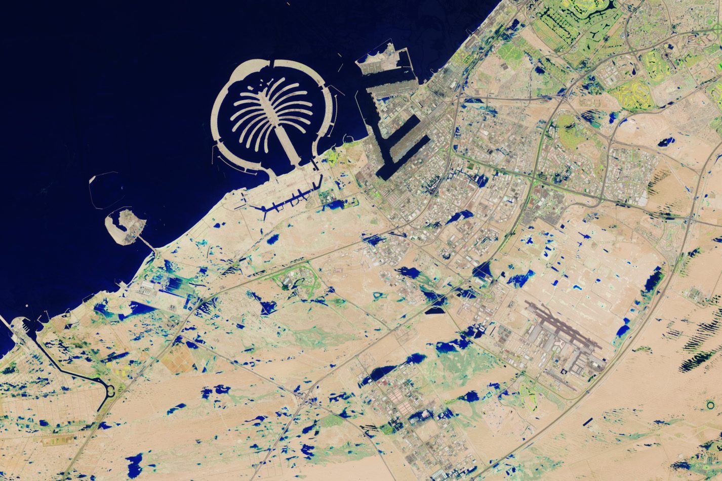 Zdjęcie z kosmosu przedstawiający Dubaj 19 kwietnia 2024 roku po powodzi