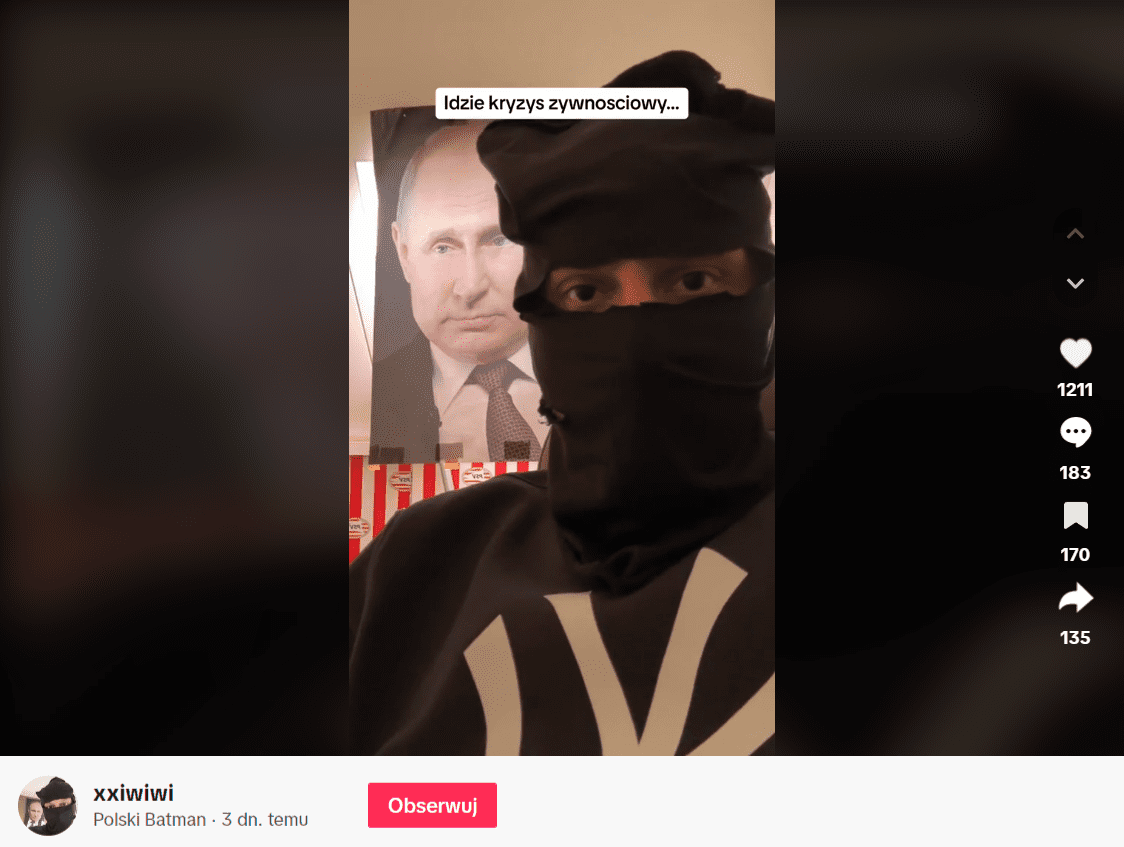 Zrzut ekranu z posta na TikToku. Na filmie mężczyzna w kominiarce. W tle plakat z wizerunkiem Władimira Putina. 1052 polubienia, 170 komentarzy, 151 zapisów i 122 udostępnienia. 