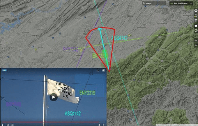 Zrzut ekranu z nagrania, w którym zaprezentowano trasy lotu samolotów w pobliżu lokalizacji z flagą.