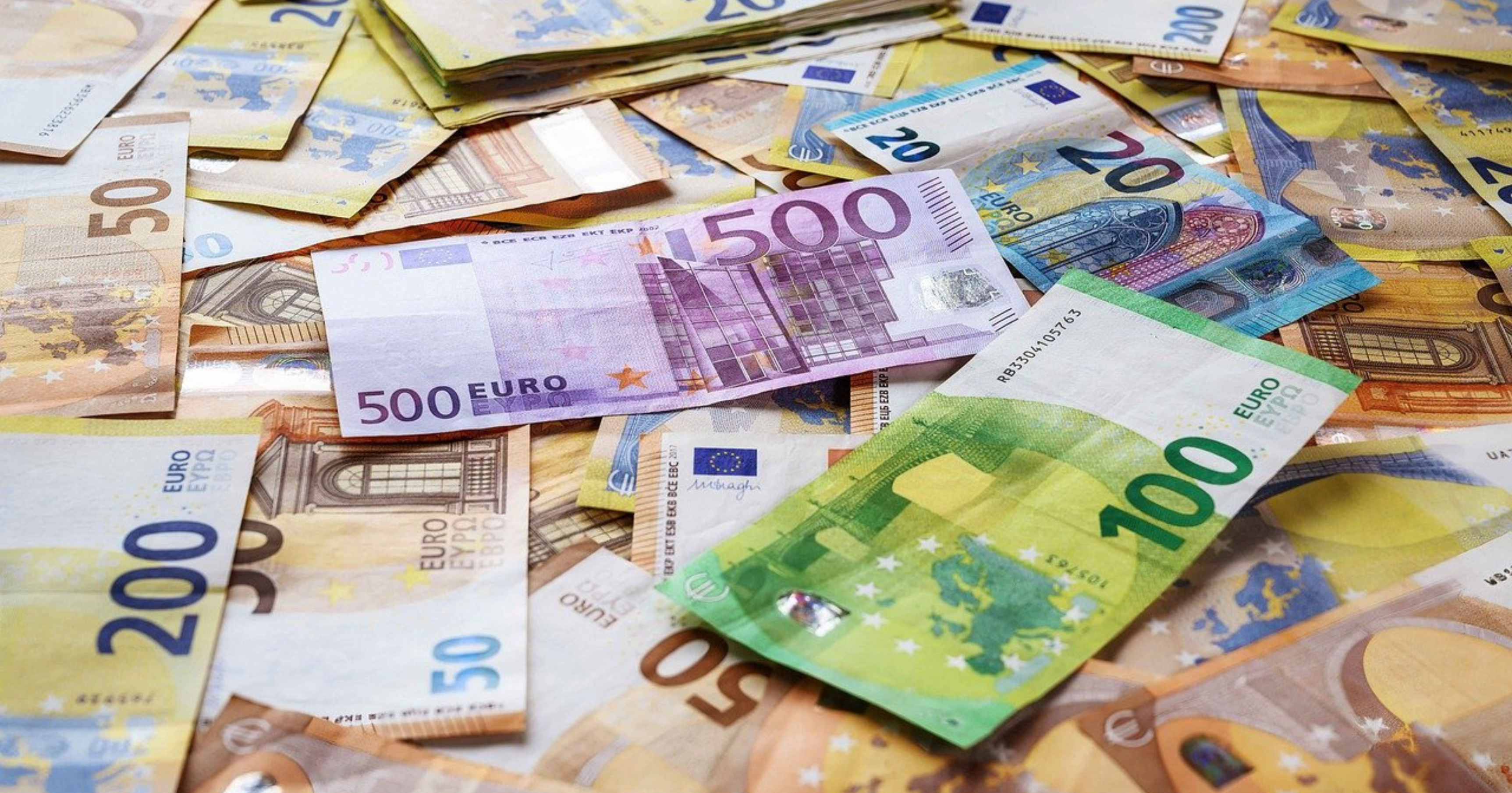 Banknoty euro porozrzucane na płaskim podłożu