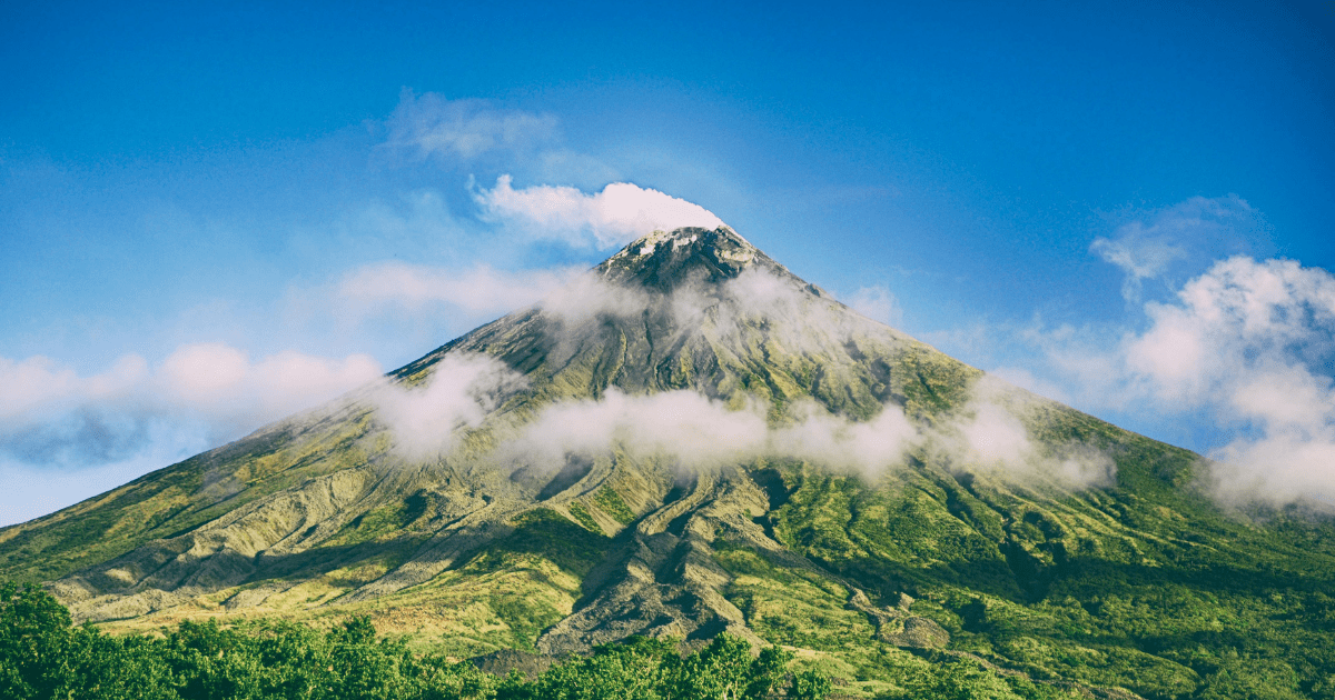 wulkan, unoszące się chmury
