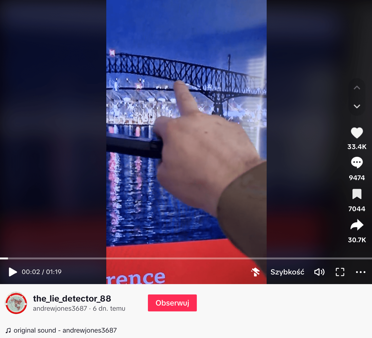 Zrzut ekranu omawianego nagrania na TikToku. Widoczny jest most nocą i ręka mężczyzny wskazującego na ekran. Nagranie zdobyło ponad 33,4 tys. polubień i 9 474 komentarzy. Ponad 30,7 tys. użytkowników udostępniło je dalej, a 7 044 zapisało.