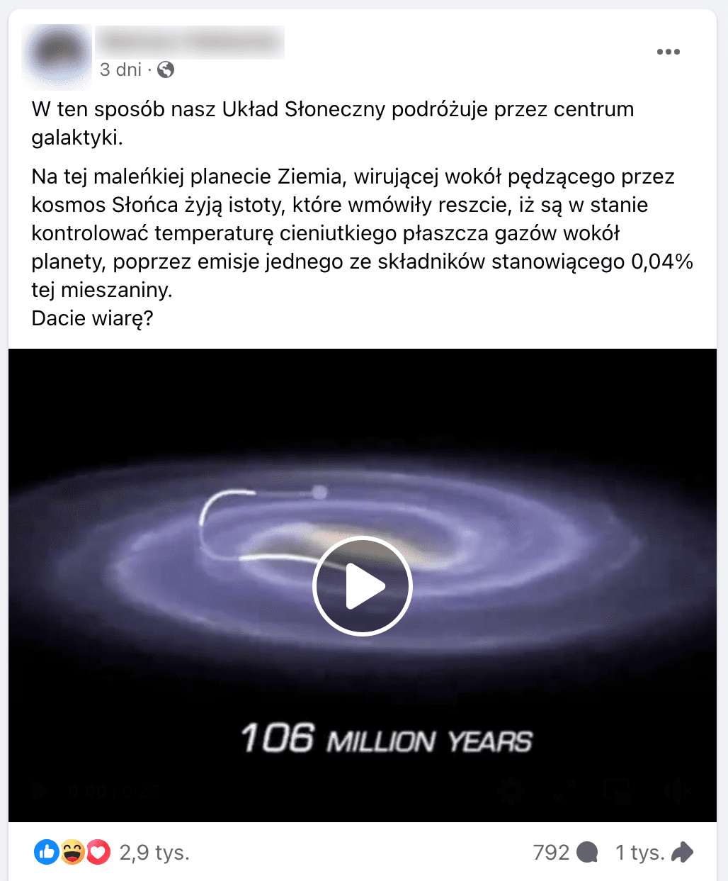 Zrzut ekranu posta na Facebooku. W kadrze dołączonego filmu znajduje się animowane przedstawienie orbity Układu Słonecznego wokół centrum galaktyki.