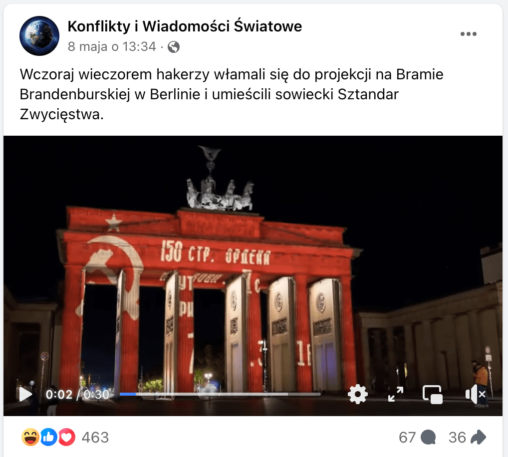 Zrzut ekranu posta na Facebooku. Dołączono do niego film. W kadrze znajduje się Brama Brandenburska nocą z wyświetloną projekcją radzieckiego sztandaru.