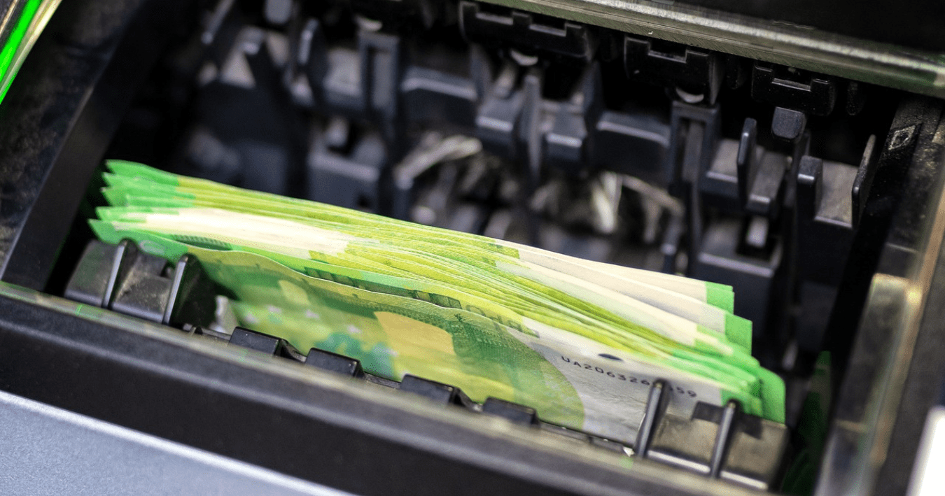 Banknoty w podajniku bankomatowym