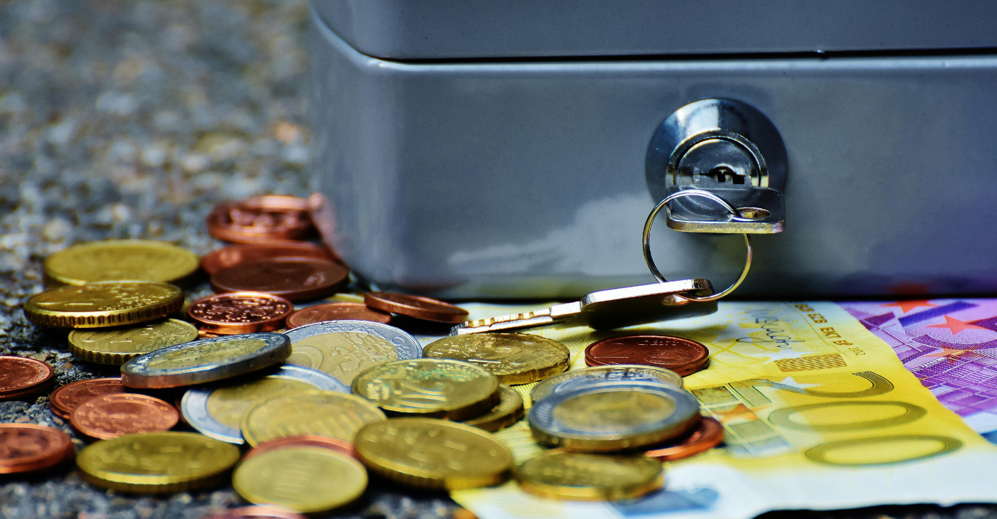 Monety i bilony euro oraz szara skrzyneczka na klucz