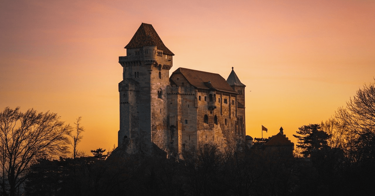 średniowieczny zamek na wzgórzu