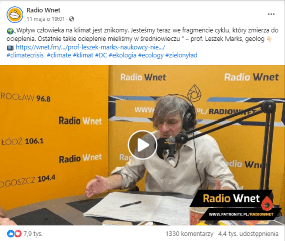 Wpis na Facebooku z fragmentem rozmowy z prof. Leszkiem Marksem. W kadrze widać starszego mężczyznę siedzącego przy stole, na którym leżą odręczne notatki zapisane w dużym zeszycie A4. Przed mężczyzną na wysięgniku umieszczony jest mikrofon. W tle po jego prawej i lewej stronie jest żółta ścianka z napisami “Radio Wnet”, a także częstotliwościami, na których radio nadaje w poszczególnych miastach
