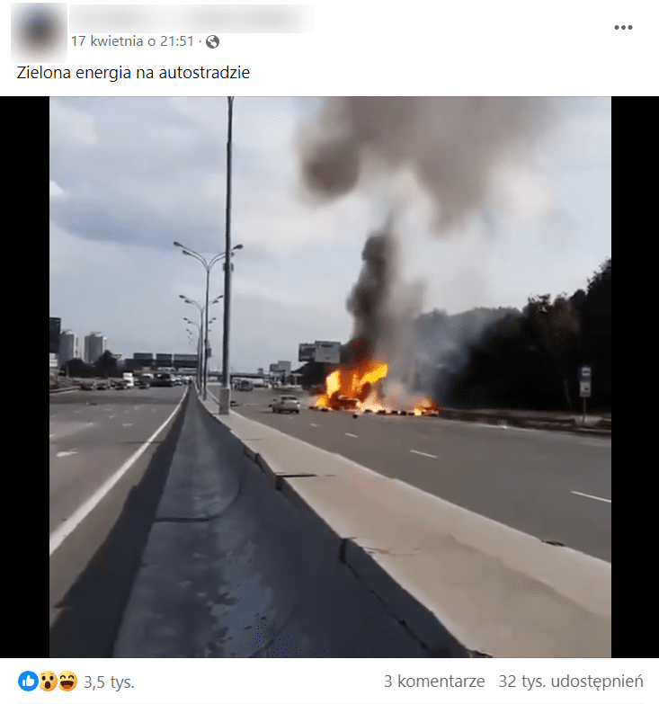 Zrzut ekranu posta z nagraniem na Facebooku. Widzimy na nim jezdnię oraz płonący samochód. 3,5 tys. reakcji, 3 komentarze, 32 tys. udostępnień. 
