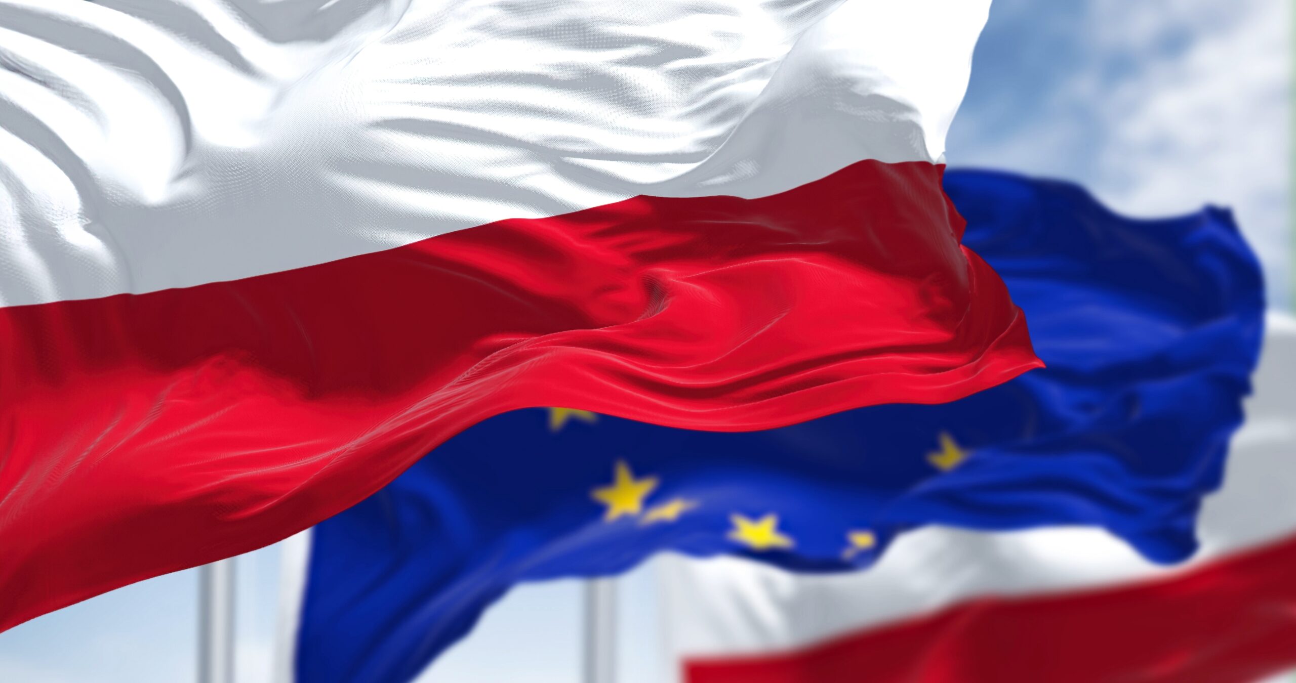 Flaga Unii Europejskiej i flaga Polski