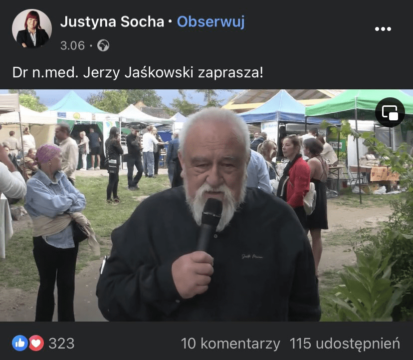 Zrzut ekranu z nagrania na Facebooku. Na stopklatce widać Jerzego Jaśkowskiego, który przemawia na tle namiotów wystawowych.
