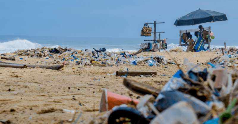 Plastikowe śmieci leżące na plaży.