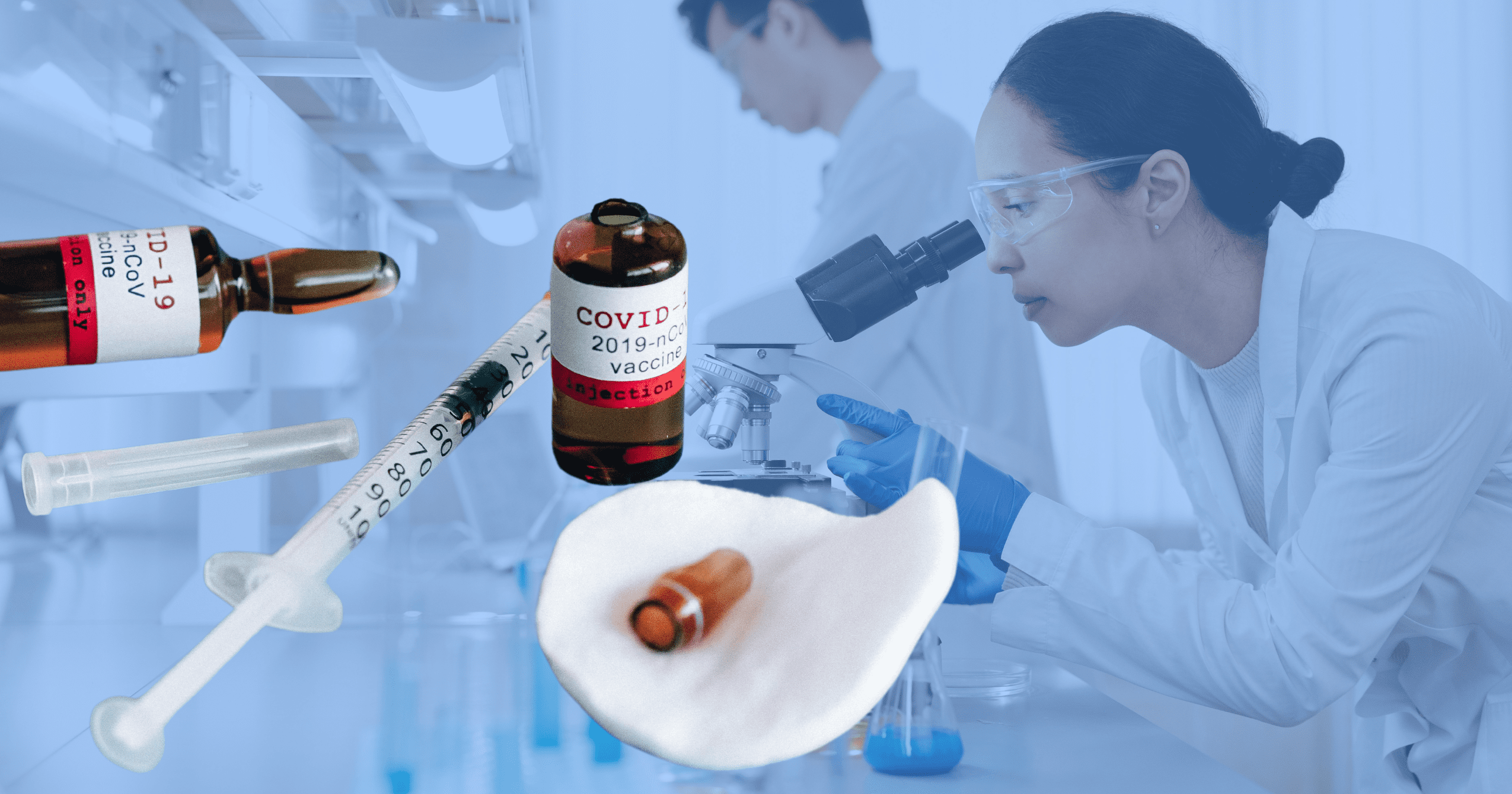 Na pierwszym planie fiolki ze szczepionką przeciw COVID-19, wacik i strzykawka. W tle kobieta ubrana w biały kitel i w okularach do eksperymentów przygląda się próbce przez mikroskop.