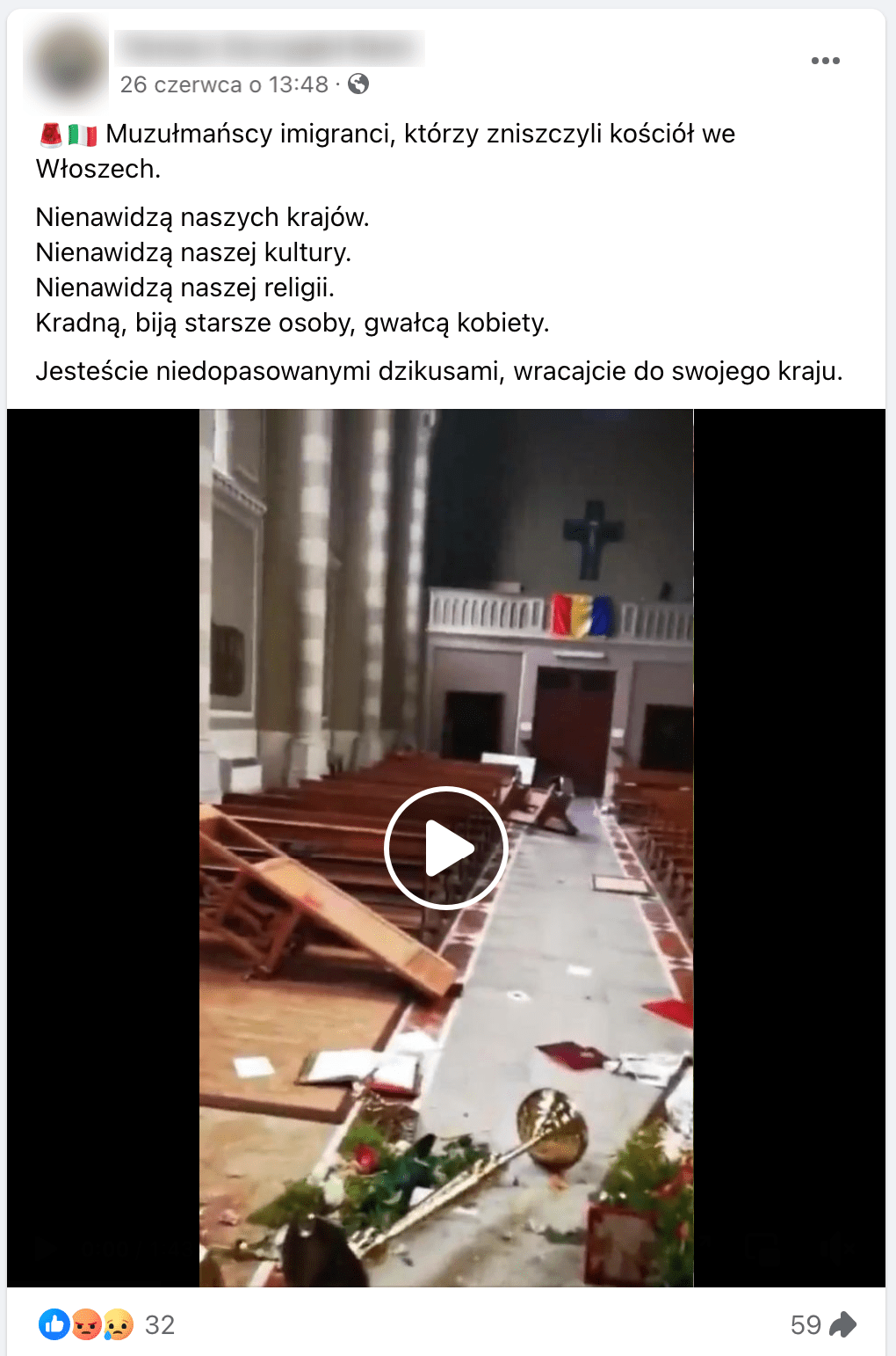 Zrzut ekranu posta na Facebooku. W kadrze dołączonego filmu jest nawa główna kościoła, powywracane krzesła i sprzęty, zniszczone ławki.