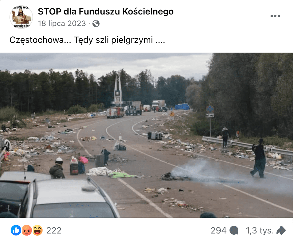 Zrzut ekranu omawianego posta. Widoczny jest bałagan na drodze, pozostawione śmieci, walizki, torby podróżne i dym.