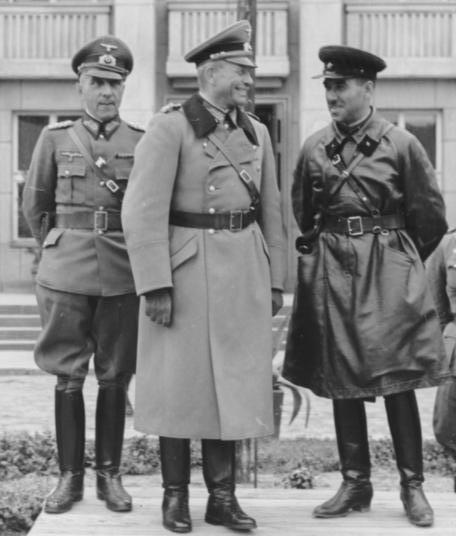 Gen. Mauritz von Wiktorin, gen. Heinz Guderian i kombryg Siemion Kriwoszein odbierają wspólną defiladę Wehrmachtu i Armii Czerwonej w Brześciu