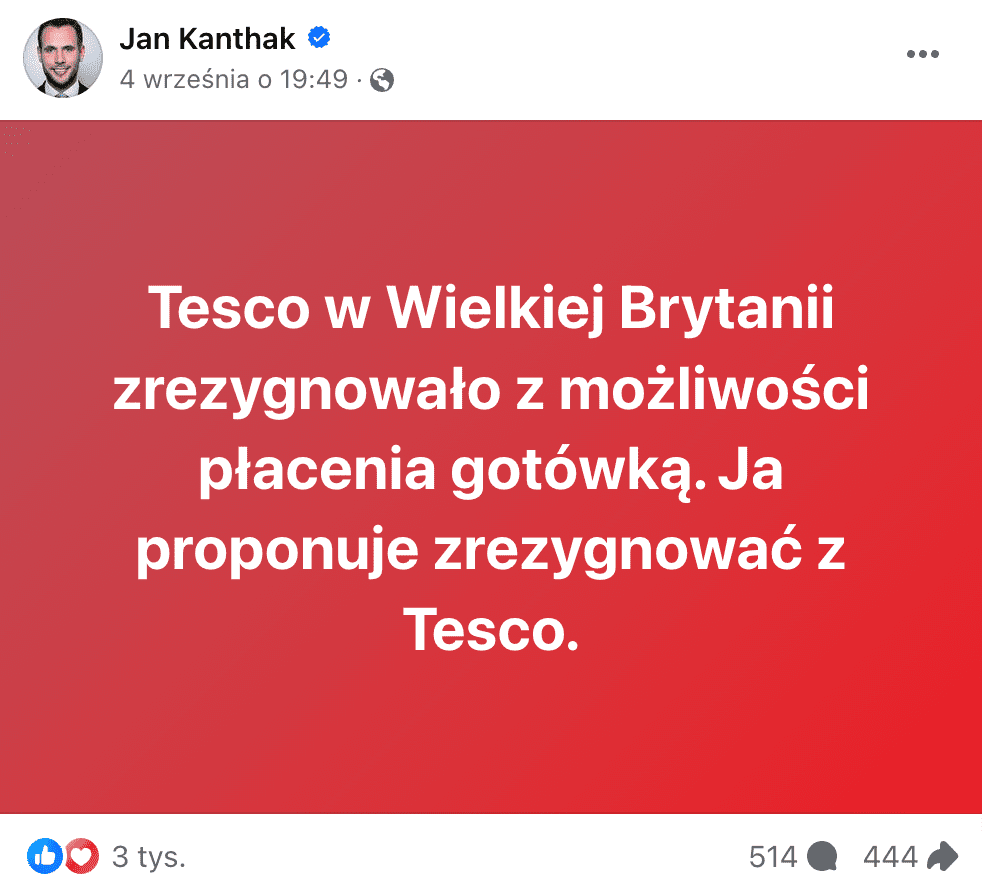 Zrzut ekranu jednego z omawianych postów. Widoczna jest jego treść: „Tesco w Wielkiej Brytanii zrezygnowało z możliwości płacenia gotówką. Ja proponuje zrezygnować z Tesco”. Wpis ma ponad 3 tys. reakcji, 514 komentarzy i 444 udostępnienia.