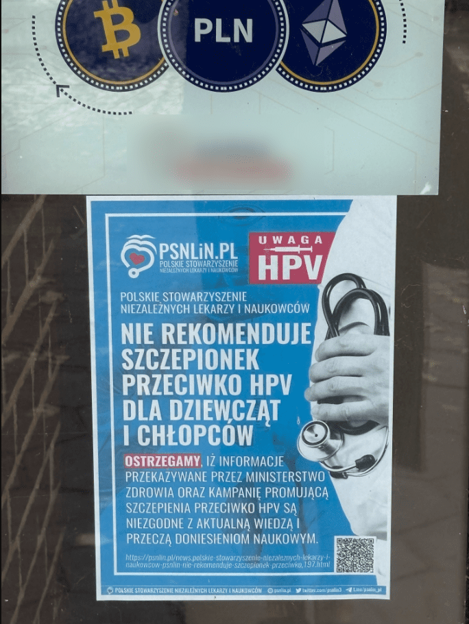 Plakat z oznakowaniem PSNLiN wywieszony na jednej z witryn sklepowych