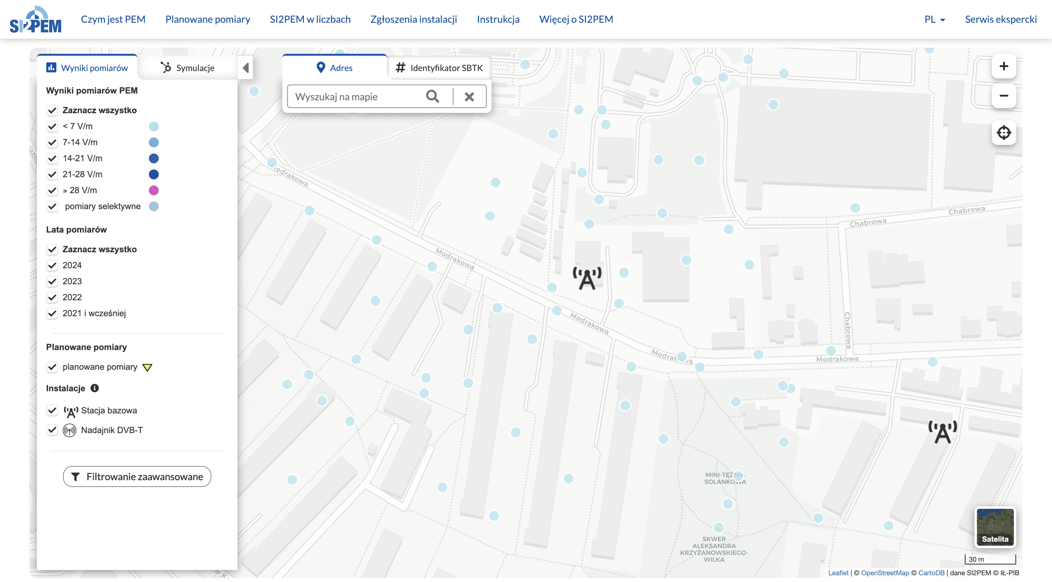 Zrzut ekranu mapy na stronie si2pem.gov.pl. Na mapie widać kilkadziesiąt pomiarów PEM wykonywanych w pobliżu stacji bazowych przy ulicy Modrakowej w Bydgoszczy. Wyniki wszystkich pomiarów nie przekraczają 7 V/m.