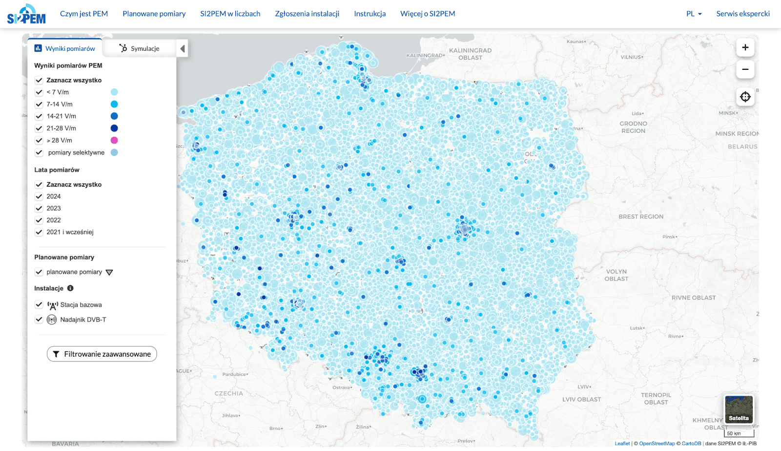 Zrzut ekranu z mapy na stronie si2pem.gov.pl. Na stronie widać pomiary wykonywane w Polsce. W większości miejsc wynik nie przekracza 7 V/m.