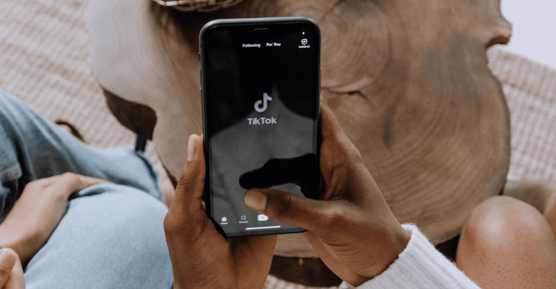 osoba trzymająca telefon, aplikacja tiktok