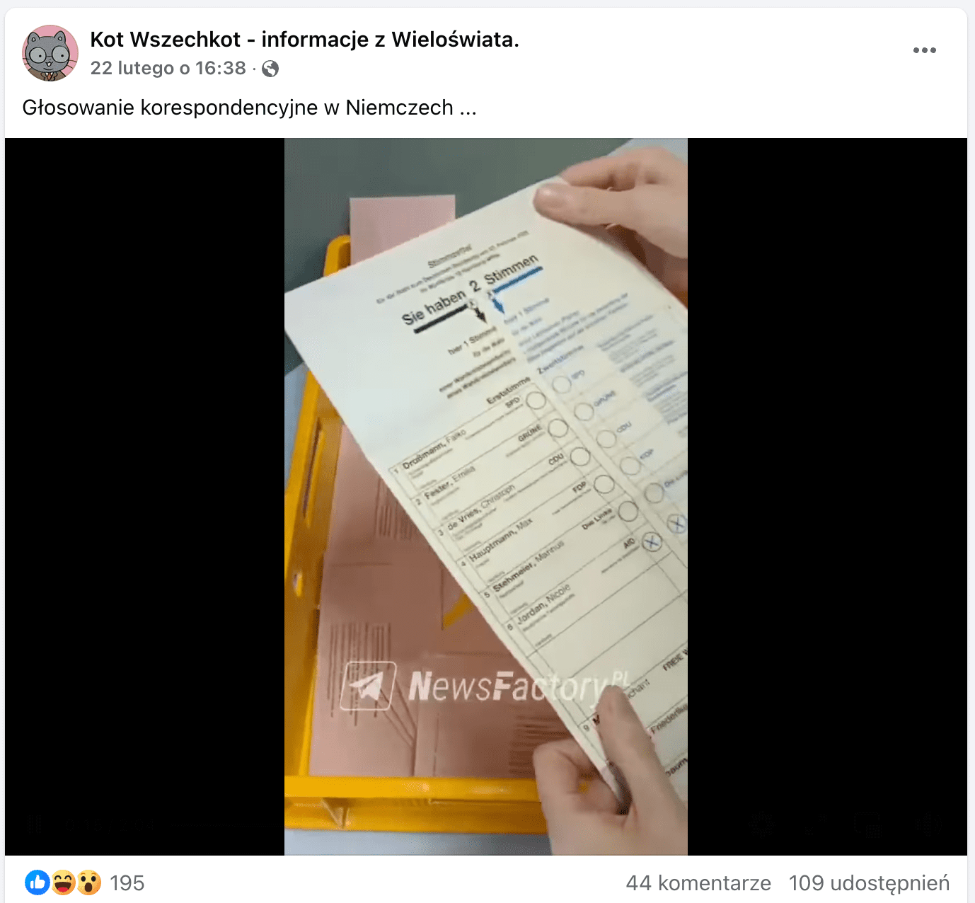 Zrzut ekranu rolki na Facebooku. W kadrze filmu zbliżenie na kartę do głosowania i dłonie osoby, która je przegląda. W żółtej, plastikowej skrzynce leżą jasnoróżowe koperty.