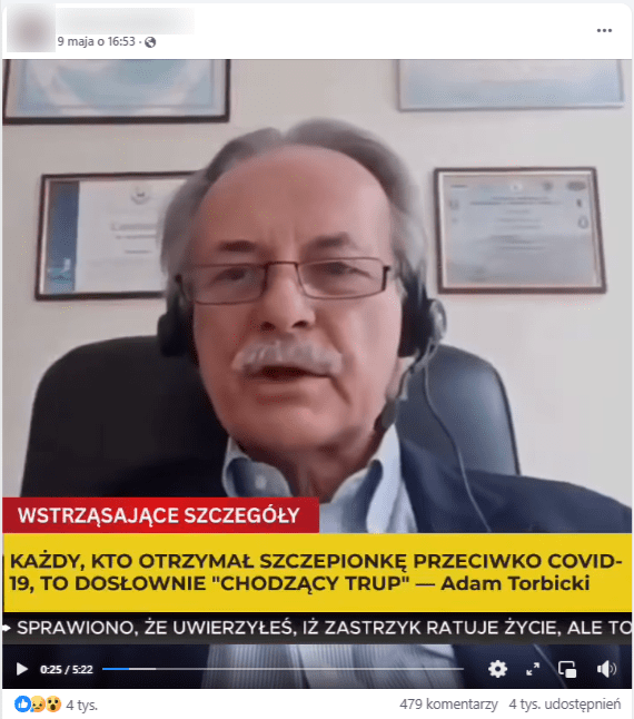 Nagranie z prof. Torbickim. W kadrze widzimy kardiologa siedzącego na tle ściany z dyplomami. Na dole jest telewizyjna belka z informacją: „Każdy, kto otrzymał szczepionkę przeciw COVID-19 to dosłownie »chodzący trup « - Adam Torbicki”