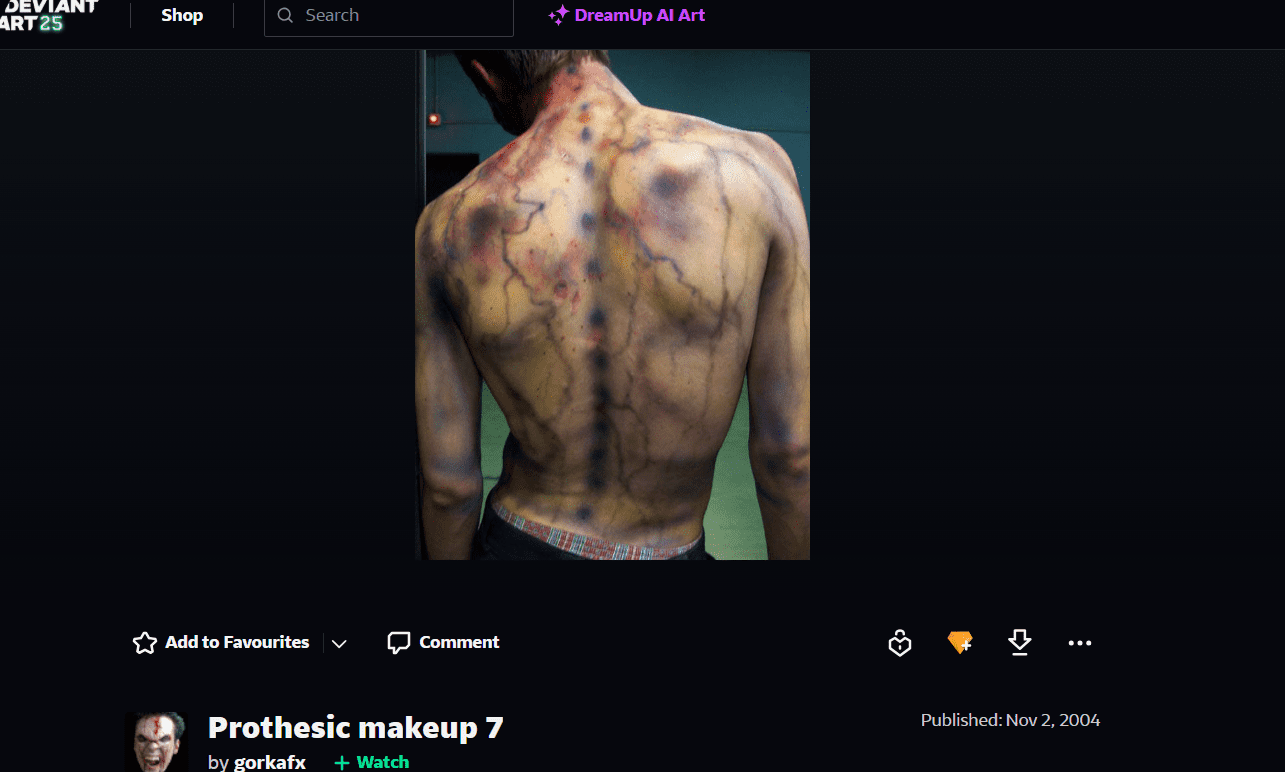 Zrzut ekranu z platformy DeviantArt, gdzie pojawia się oryginalna fotografia hiszpańskiego artysty zajmującego się charakteryzacją.