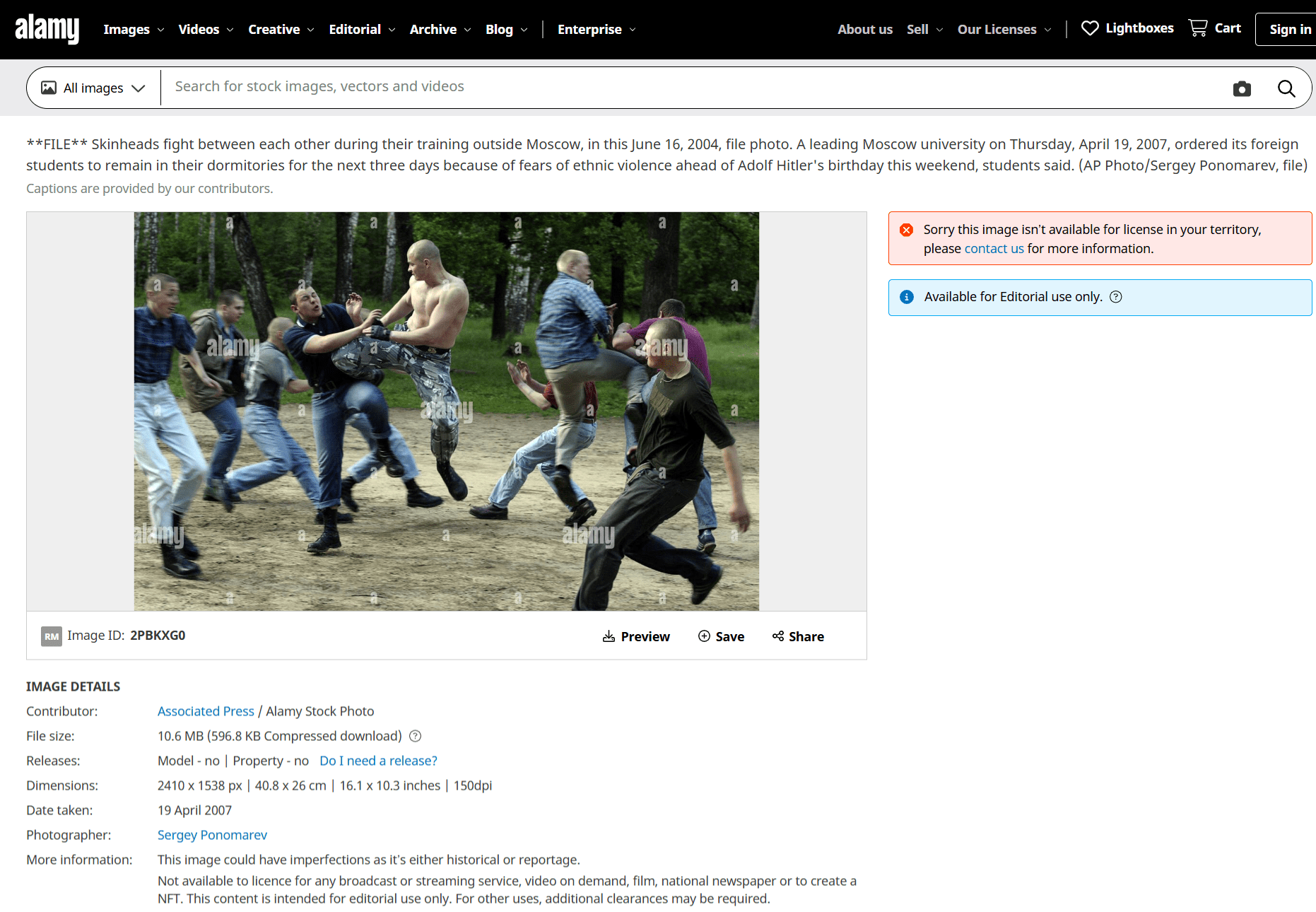 Zdjęcie na stronie Alamy.com będące oryginalną publikacją fotografii, rzekomo przedstawiającej Nawrockiego.