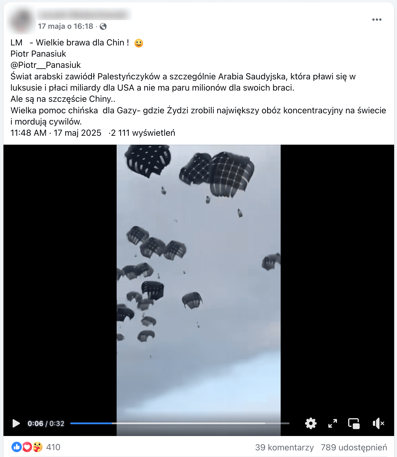 Zrzut ekranu posta na Facebooku. W kadrze filmu czarne spadochrony na tle nieba z doczepionymi paczkami.