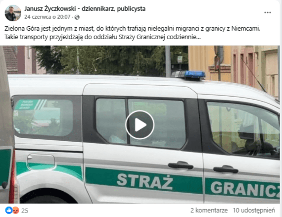 Wpis na Facebooku z profilu Janusza Życzkowskiego. W kadrze widać bok samochodu straży granicznej. Na tylnych siedzeniach widoczni są pasażerowie
