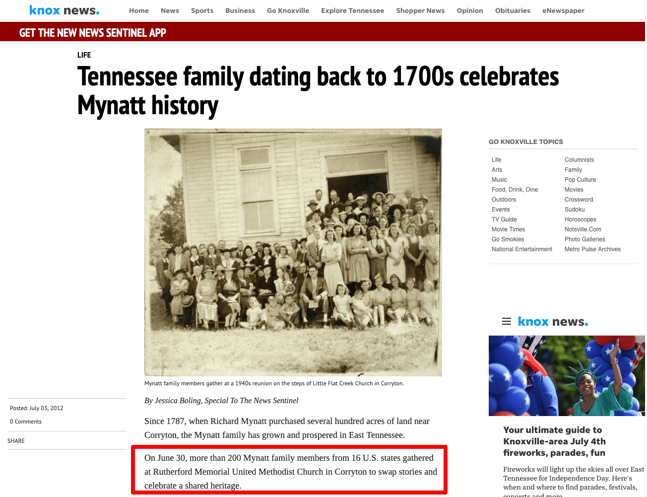 Zrzut ekranu przedstawiający fragment artykułu pt. Tennessee family dating back to 1700s celebretes Mynatt history. Na zrzucie ekranu widać zdjęcie grupy ludzi przed jasnym budynkiem. Pod zdjęciem zaznaczono czerwonym kwadratem część tekstu.
