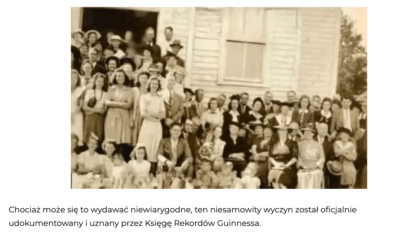 Zrzut ekranu z podlinkowanej strony. Na zrzucie widać starą fotografię. Zdjęcie przedstawia dużą grupę ludzi stojącą przed jasnym budynkiem. Osoby ubrane są elegancko.